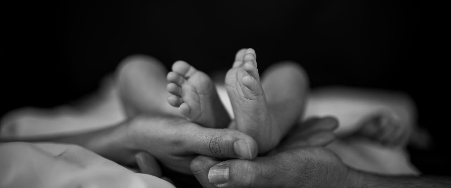 Séance maternité et famille capturée par Eva Dalla Costa, photographe à Lyon